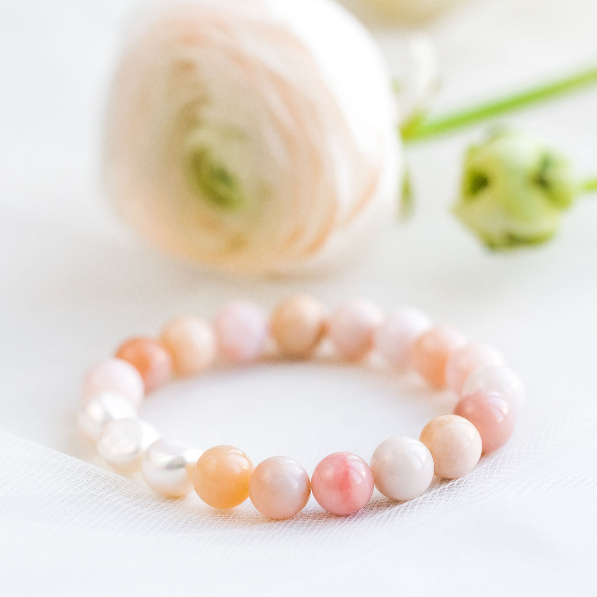 Duo de bracelets d'opale, de nacre de perle et de perles d'eau douce