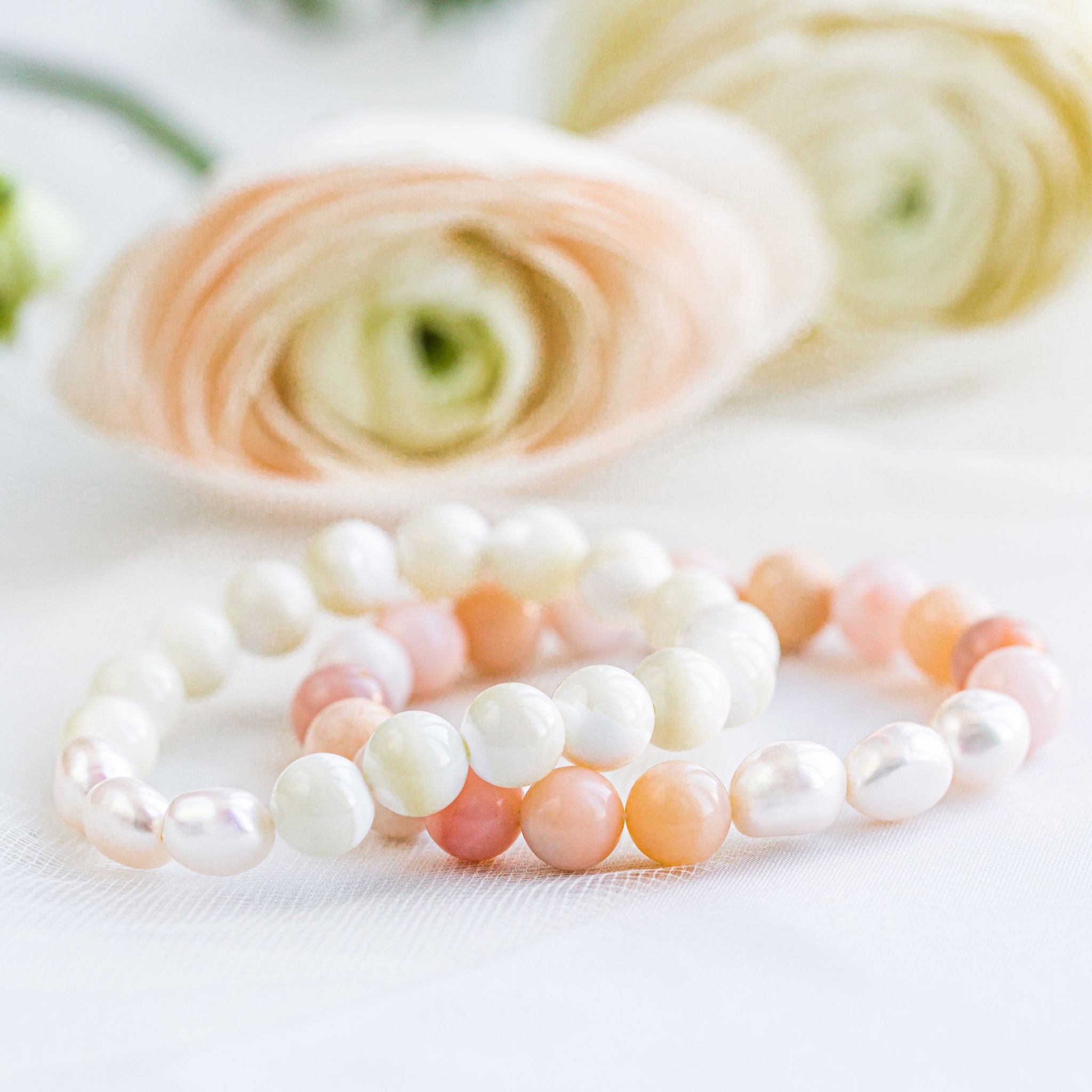 Duo de bracelets d'opale, de nacre de perle et de perles d'eau douce