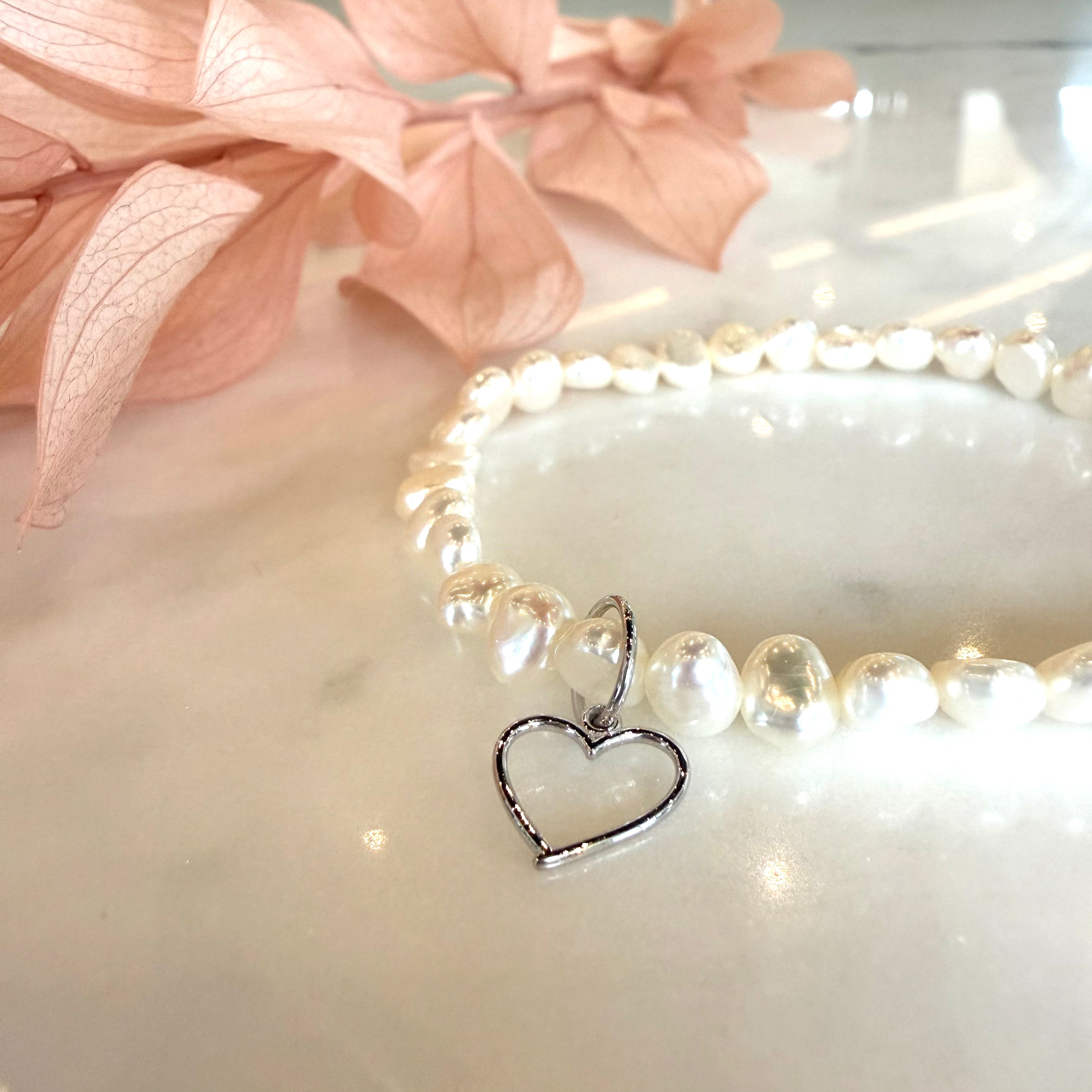 Bracelet de perles d'eau douce blanches avec pendentif coeur