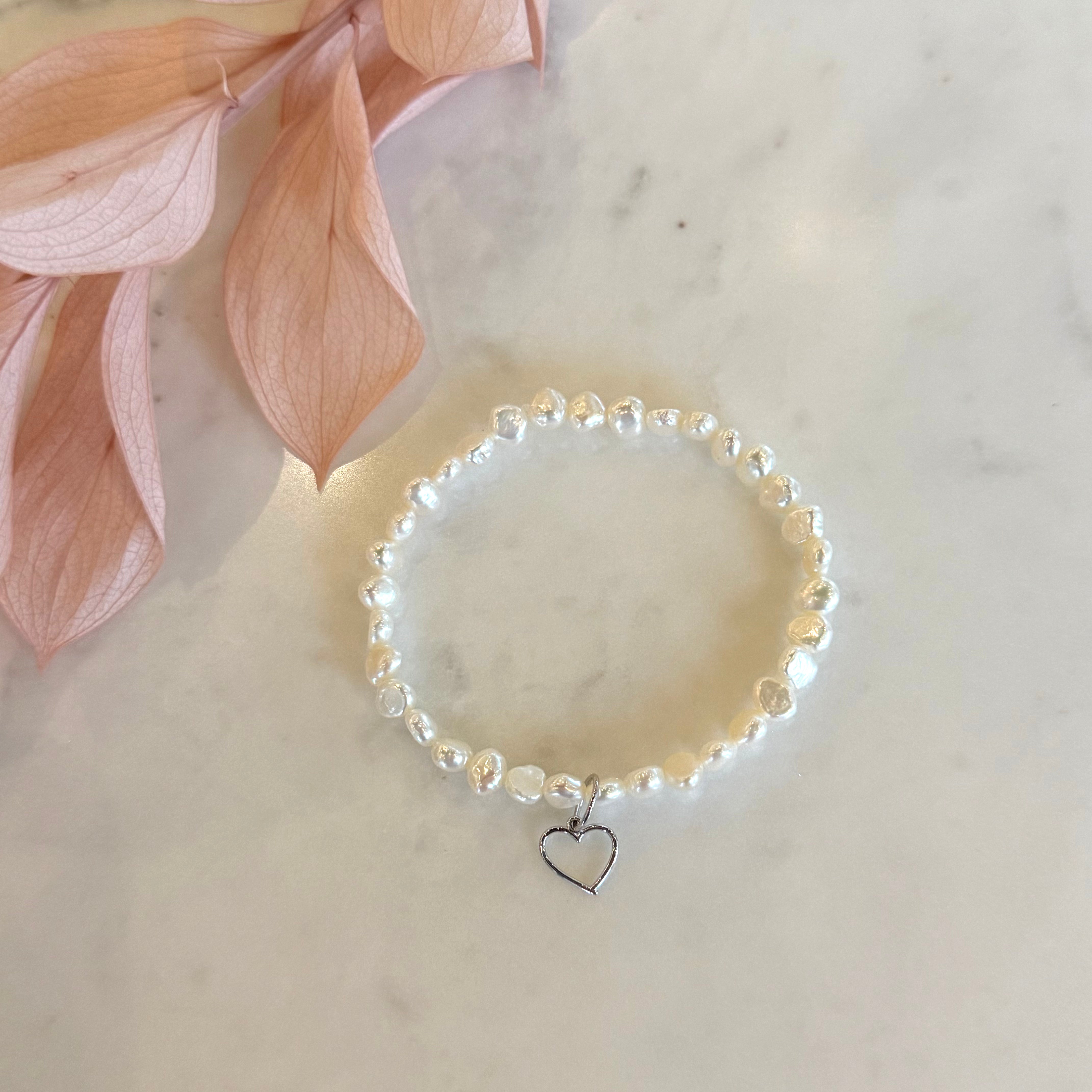Bracelet de perles d'eau douce blanches avec pendentif coeur