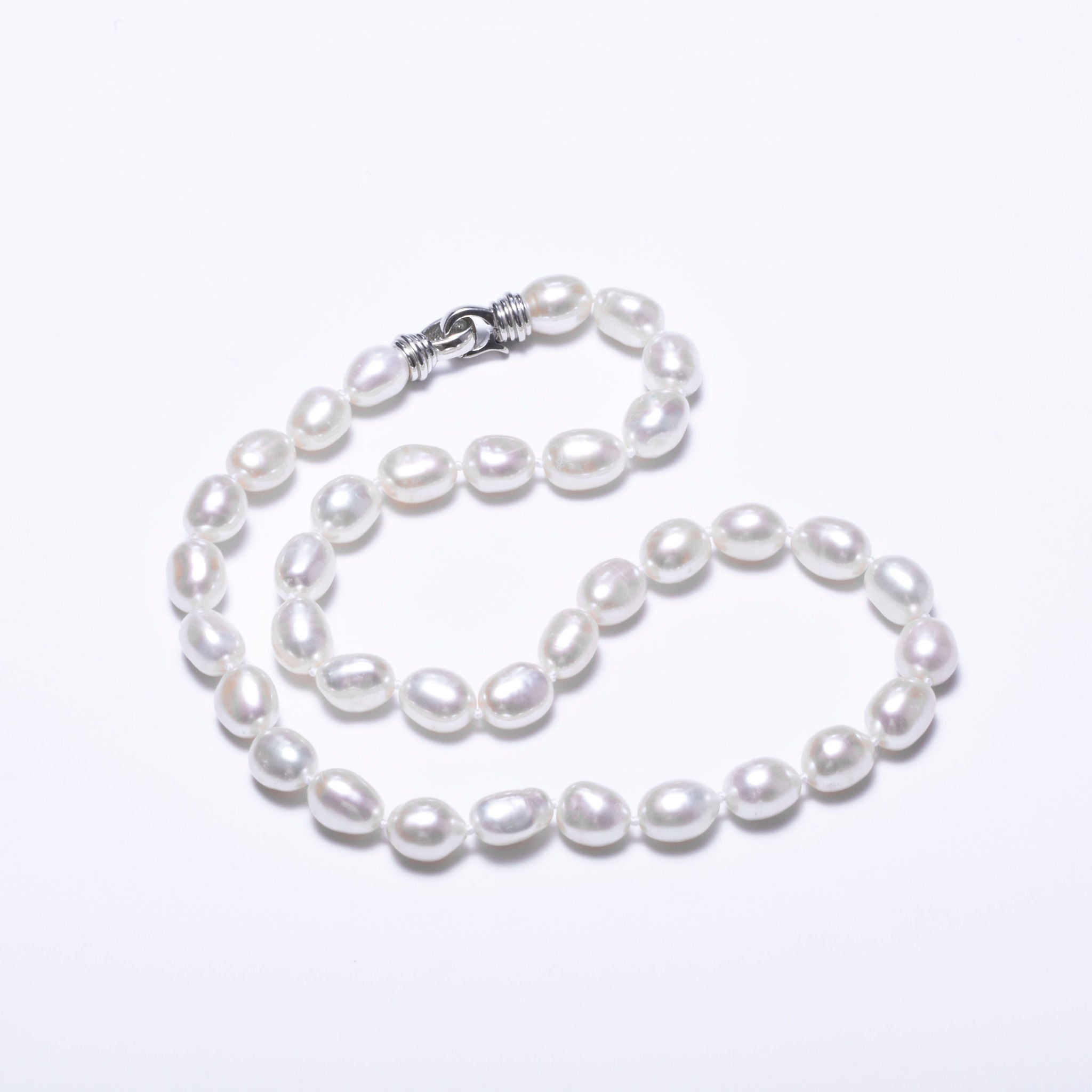 Collier de perles d'eau douce blanches