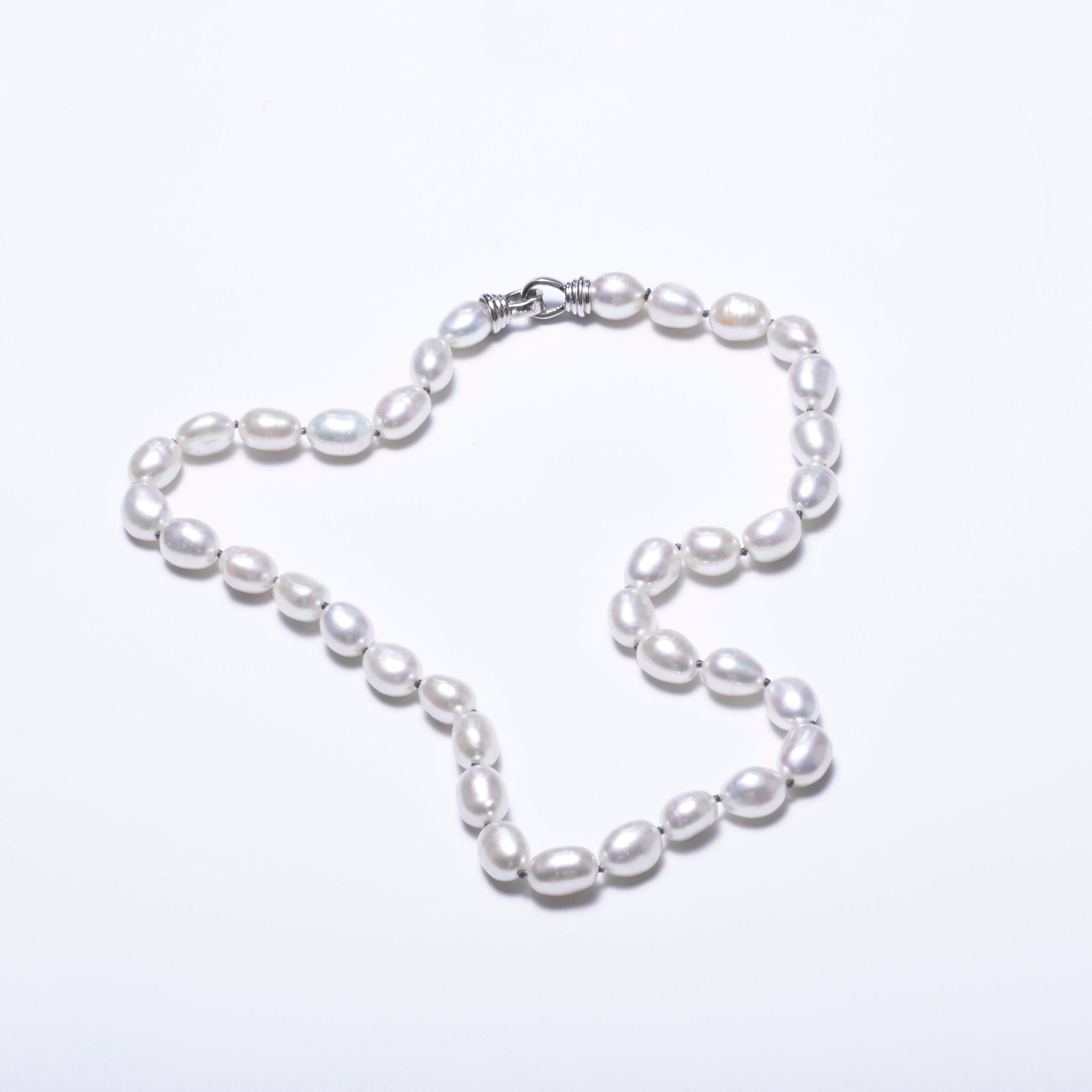 Collier de perles d'eau douce blanches