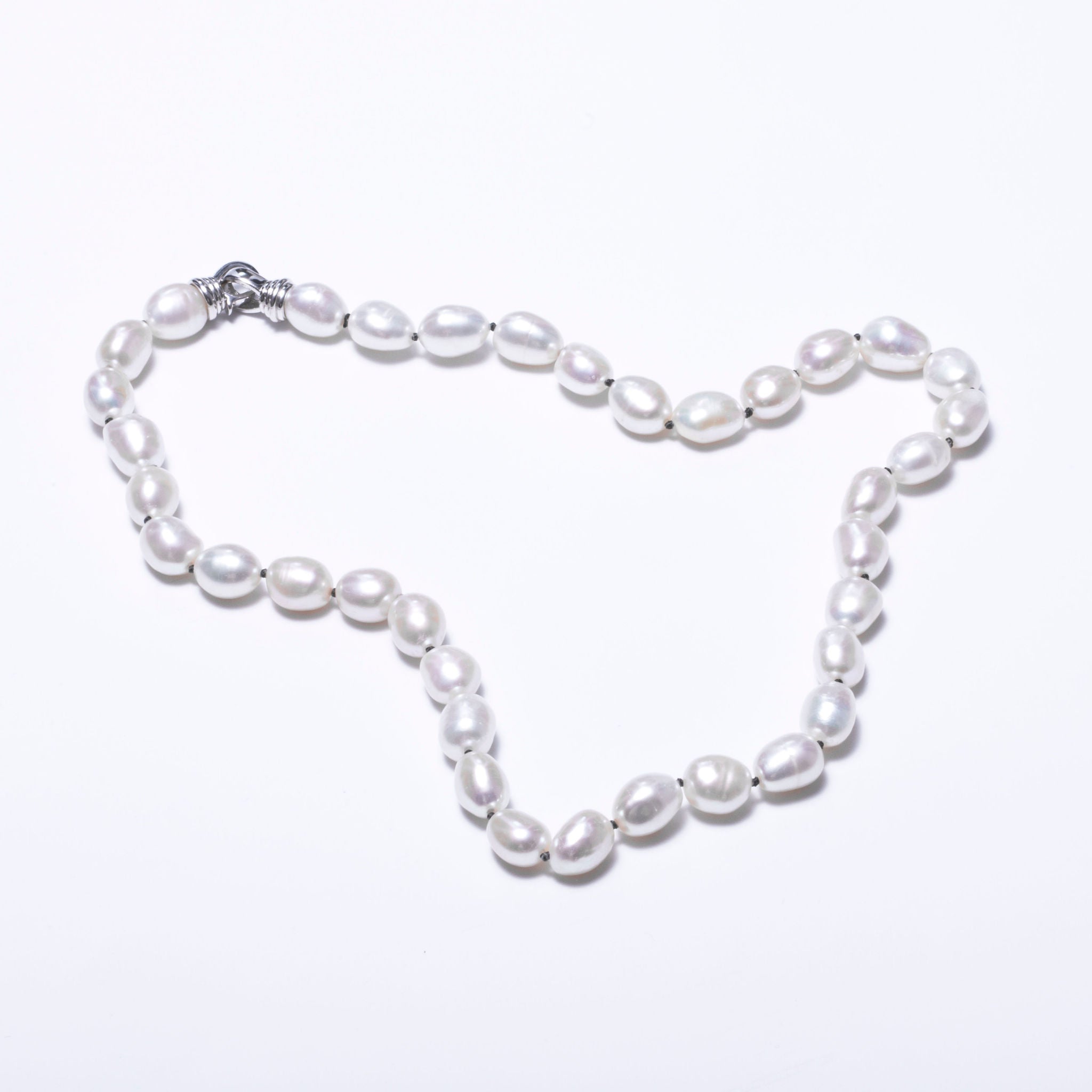 Collier de perles d'eau douce baroques blanches