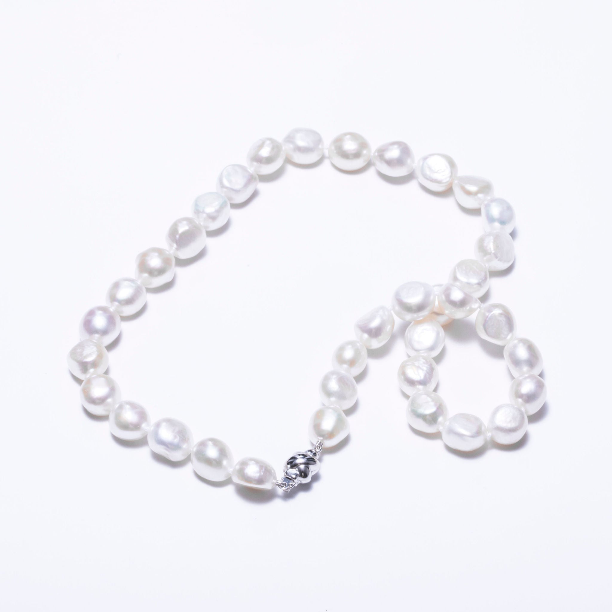 Collier de perles d'eau douce baroques blanches