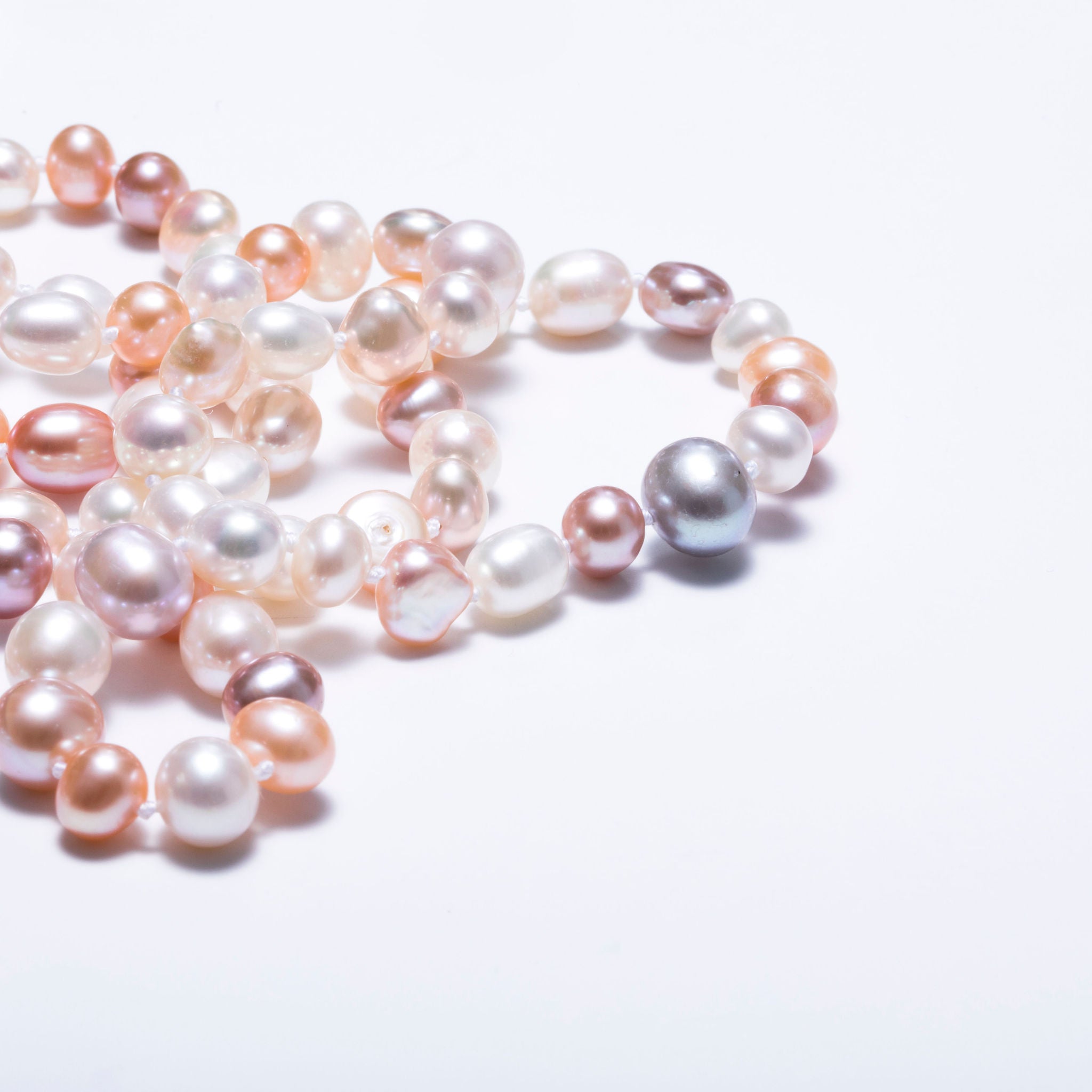 Sautoir de perles d'eau douce multi-roses et blanches