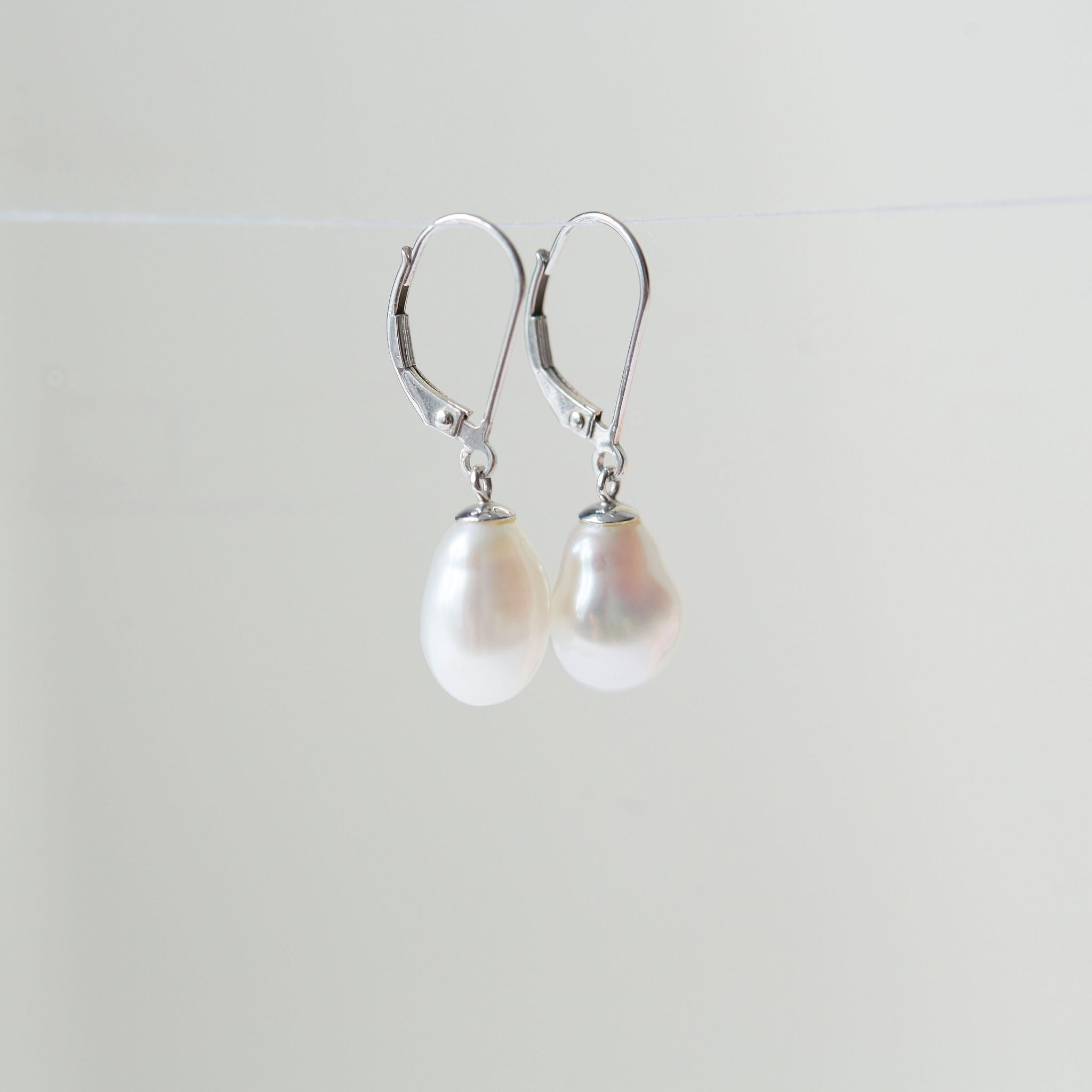 Boucles d'oreilles de perles d'eau douce baroques blanches